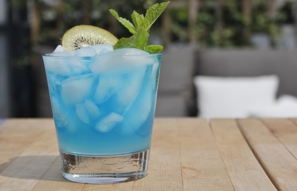 Verleiden Somatische cel verslag doen van Cocktails maken met Blue Curacao op Cocktailicious