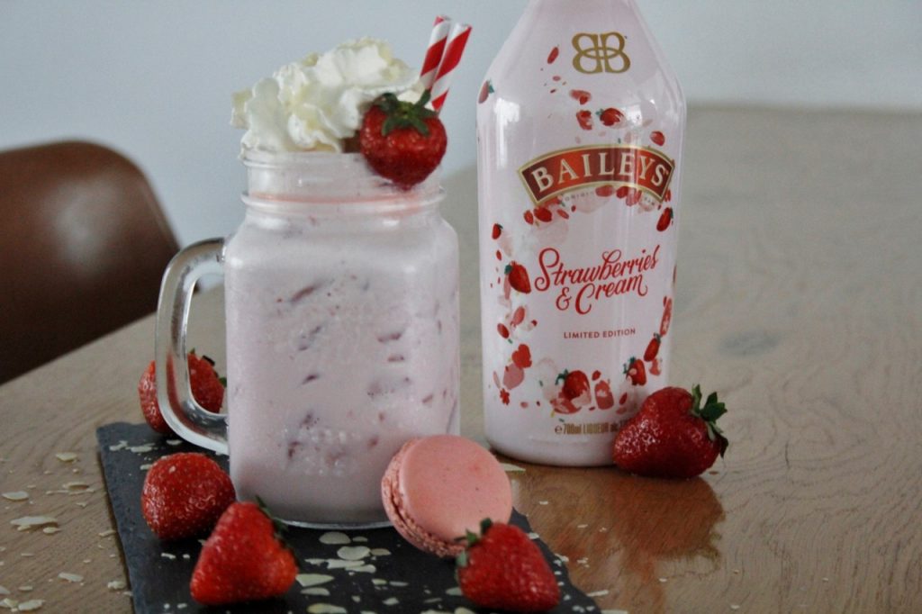 Boozy Strawberry Cheesecake Milkshake foto