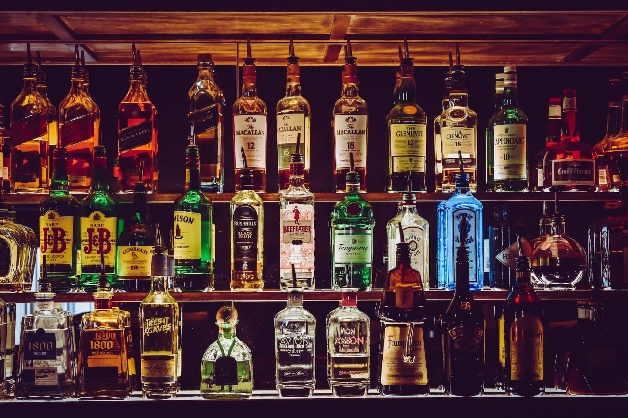 De belangrijkste dranken voor je cocktailbar in huis 